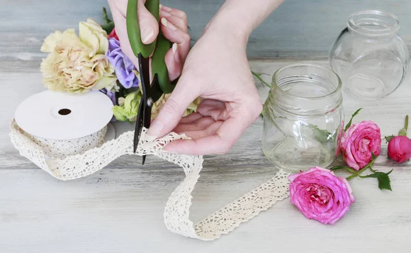 Hoe maak je een eenvoudig boeket met roos, Eustoma en lavendel flowe — Stockfoto