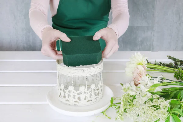 Wie man Blumenschmuck mit Rosen, Dahlien und Iris fließen lässt — Stockfoto