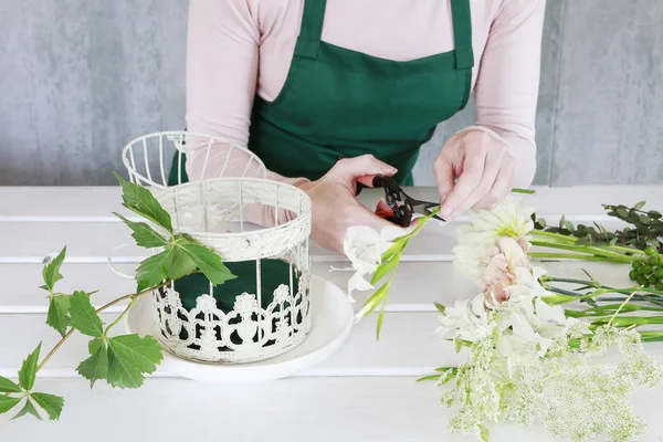 Cómo hacer arreglos florales con rosas, dalias y flujo de iris. — Foto de Stock