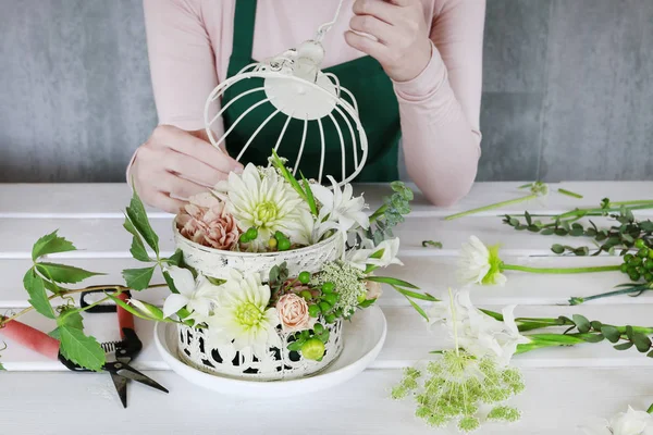 Cómo hacer arreglos florales con rosas, dalias y flujo de iris. — Foto de Stock