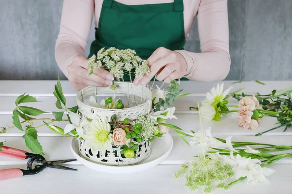 Cómo hacer arreglos florales con rosas, dalias y flujo de iris. — Foto de Stock