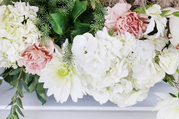 Květinové pozadí s Hortensias (Hydrangea), karafiáty a ro — Stock fotografie