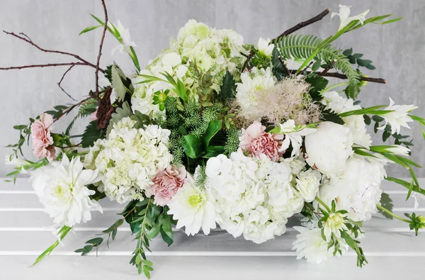 Hortensias (ortanca), karanfil ve ro ile çiçek arka plan