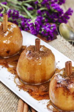 elma karamel içinde