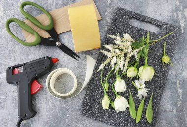 Nasıl gül ve eustoma flowe kullanarak gelin için bilek korsaj yapmak