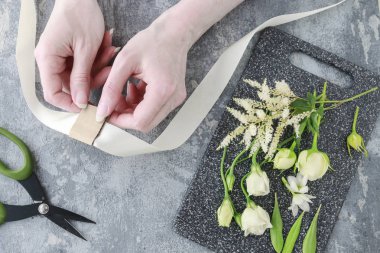 Nasıl gül ve eustoma flowe kullanarak gelin için bilek korsaj yapmak