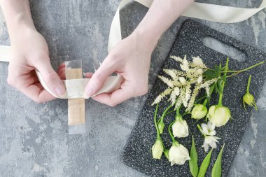 Nasıl gül ve eustoma flowe kullanarak gelin için bilek korsaj yapmak
