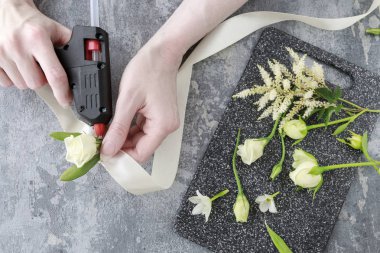 Nasıl gül ve eustoma flowe kullanarak gelin için bilek korsaj yapmak
