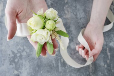 Nasıl gül ve eustoma flowe kullanarak gelin için bilek korsaj yapmak