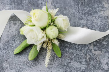 Nasıl gül ve eustoma flowe kullanarak gelin için bilek korsaj yapmak