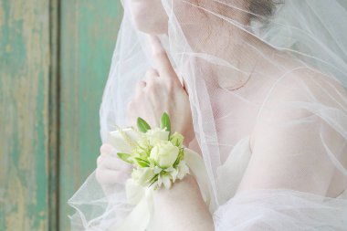 Nasıl gül ve eustoma flowe kullanarak gelin için bilek korsaj yapmak