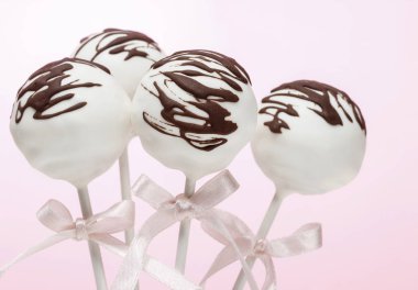 Çikolatalı pasta üzerinde pembe bir arka plan çıkar.