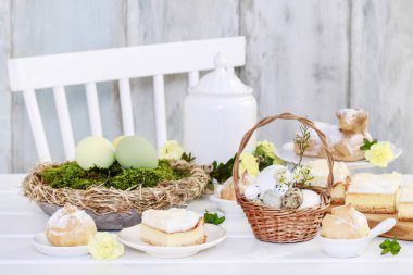 Yumurta ile geleneksel Paskalya sepeti.