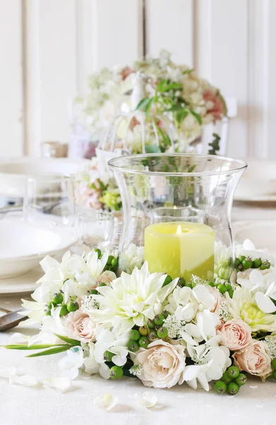 Decorações florais na mesa de festa de verão . — Fotografia de Stock