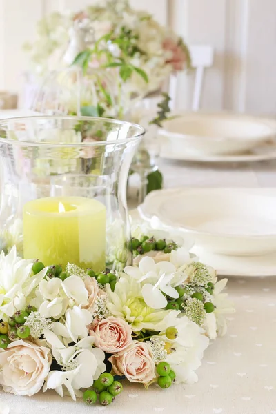 Decorações florais na mesa de festa de verão . — Fotografia de Stock