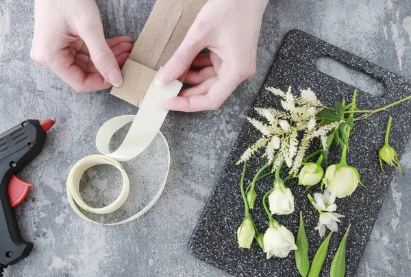 Come fare il corpetto da polso per la sposa utilizzando rosa e eustoma flowe — Foto Stock