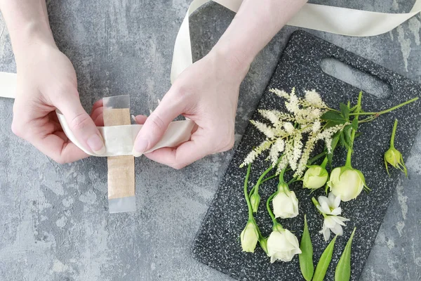 Как сделать браслет для невесты с помощью розы и эвстомы — стоковое фото