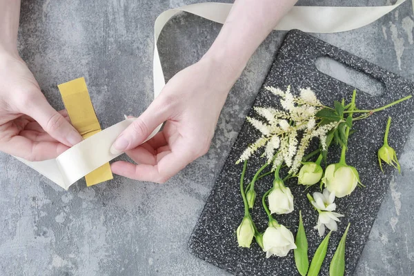 Πώς να κάνει κορσάζ του καρπού για τη νύφη με τη χρήση τριαντάφυλλο και εύστομα — Φωτογραφία Αρχείου
