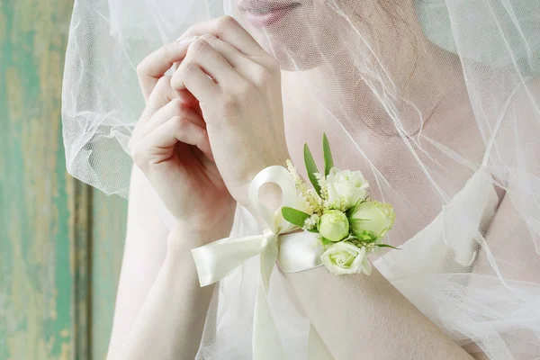 Nasıl gül ve eustoma flowe kullanarak gelin için bilek korsaj yapmak