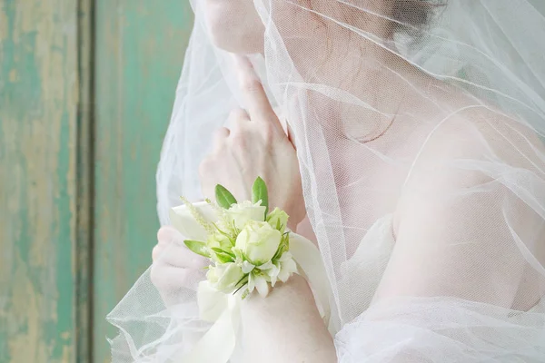 Nasıl gül ve eustoma flowe kullanarak gelin için bilek korsaj yapmak