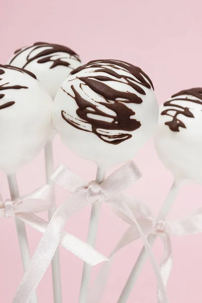 Choklad cake pops på rosa bakgrund. — Stockfoto