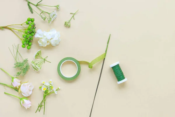 Cómo hacer corona de boda (o corona de flores) con rosas, caballos —  Fotos de Stock