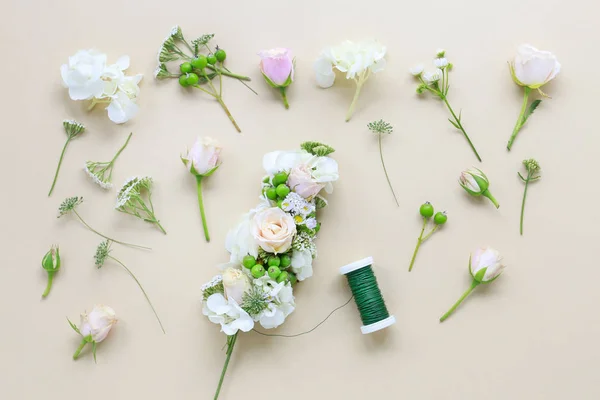 Jak udělat svatební věnce (nebo květinové koruny) s růžemi, horkami — Stock fotografie