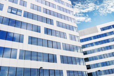 Modern binanın cam cephesi.