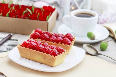 Ahududu kek ve kahve. 