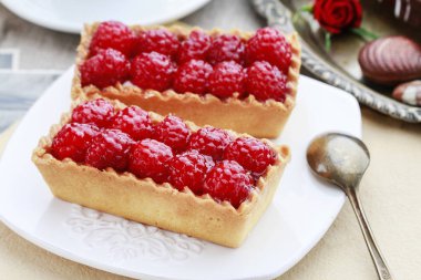 Ahududu kek ve kahve. 