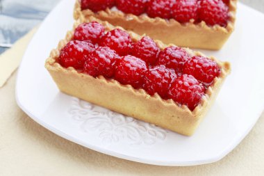 Ahududu kek ve kahve. 