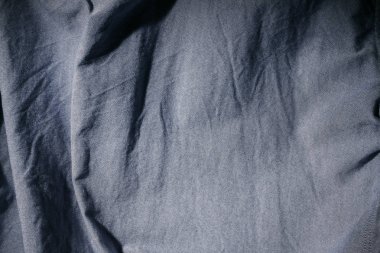 Denim kumaşta dramatik aydınlatma