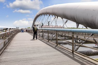 Krakow, Polonya - 10 Temmuz 2018: Wisla nehri üzerindeki yaya köprüsü