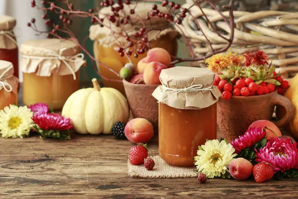 Marmelade im Glas zwischen Obst und Gemüse. — Stockfoto