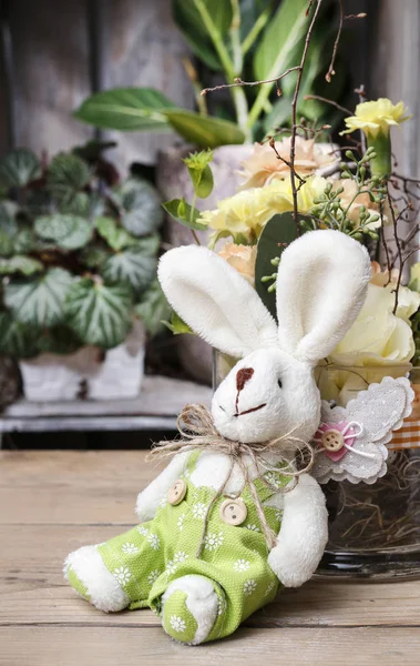 Rabbit toy and colorful flowers. Easter decoration. — Stock Photo, Image