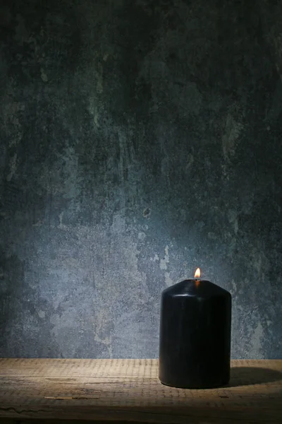 Jednoduchá svíčka a dramatické osvětlení na pozadí šedého kamene — Stock fotografie
