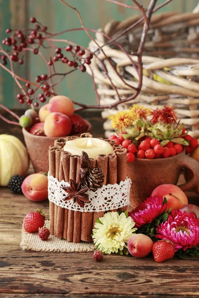 Vela decorada con palitos de canela entre las frutas de otoño y fl — Foto de Stock