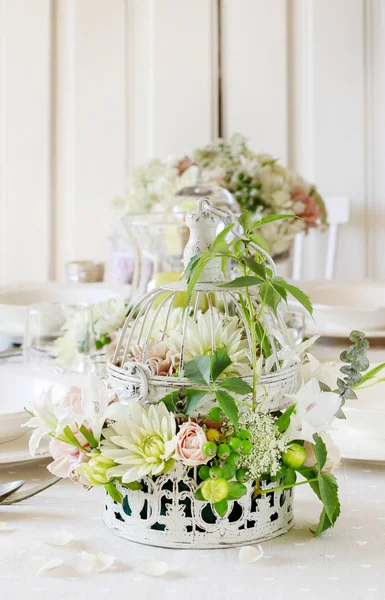 Bloemstuk met rozen, dahlia's en Iris bloemen in een — Stockfoto