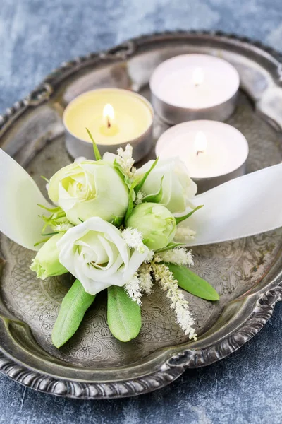 How to make wrist corsage for bride using rose and eustoma flowe — Stock Photo, Image