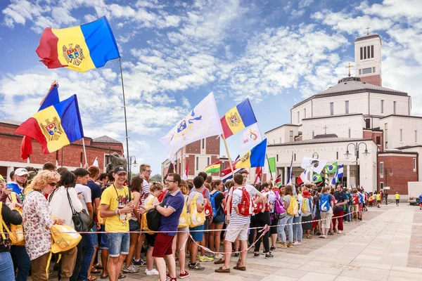 KRAKOW, POLÓNIA - 26 de julho de 2016: Peregrinos no Centro João Paulo II — Fotografia de Stock