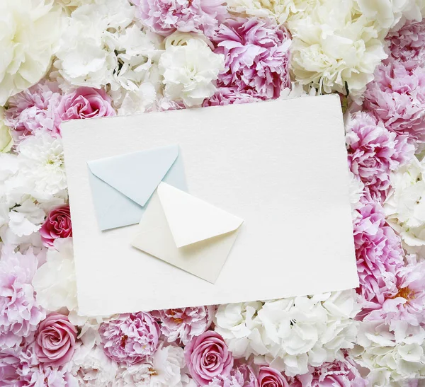 Envelope tradicional deitado no fundo da flor com peônias, ro — Fotografia de Stock