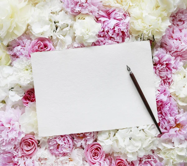 White sheet of paper with copy space and vintage pen lying on fl — Stock Photo, Image