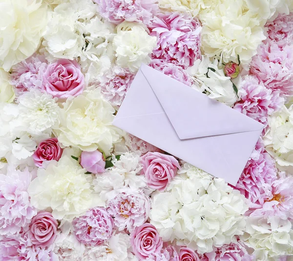Tradiční obálka ležící na pozadí květu s peoniemi, ro — Stock fotografie