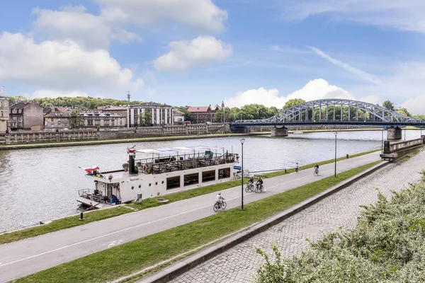Краків, Польща-11 травня 2018: баржі на річці Wisla — стокове фото