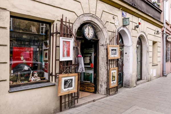 Krakov, Polsko-11. květen 2018: staré závazky v kazimierzské čtvrti — Stock fotografie