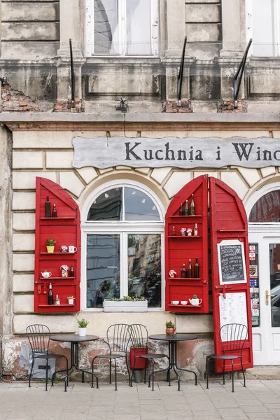 KRAKOW, POLÓNIA - 11 de maio de 2018: Café de rua no antigo distrito judaico — Fotografia de Stock