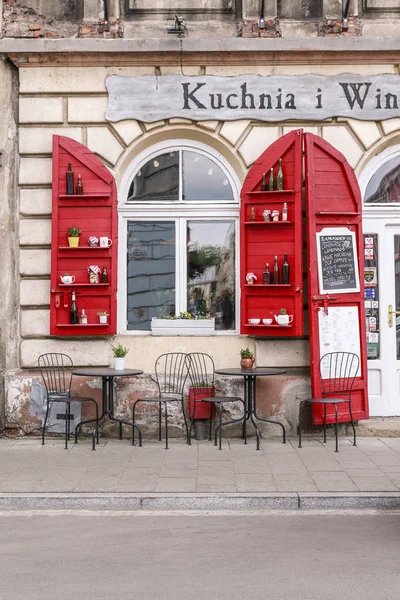 KRAKOW, POLÓNIA - 11 de maio de 2018: Café de rua no antigo distrito judaico — Fotografia de Stock