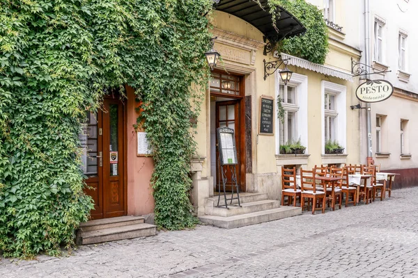 KRAKOW, POLÓNIA - 16 de agosto de 2018: Velhos cortiços no distrito judaico — Fotografia de Stock