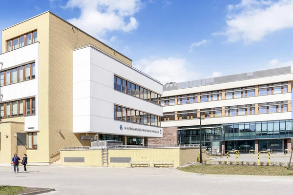 KRAKOW, POLÓNIA - 11 de abril de 2018: The Jagiellonian University. Campus moderno — Fotografia de Stock