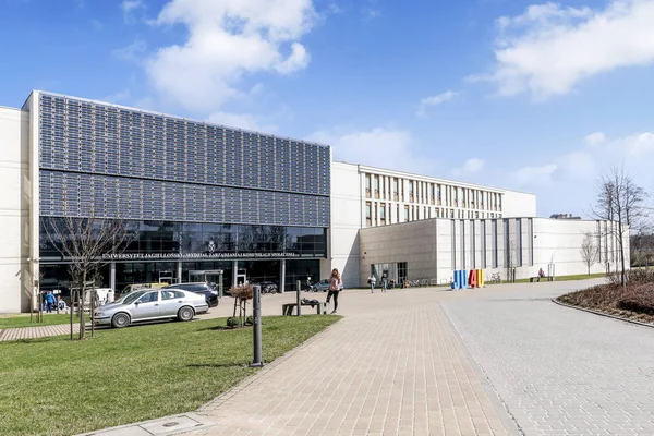 KRAKOW, POLONIA - 11 DE ABRIL DE 2018: La Universidad Jagellónica. Campus moderno — Foto de Stock